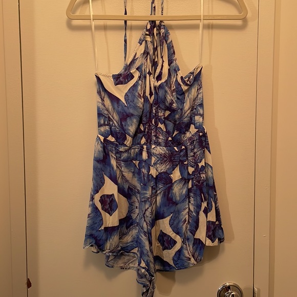 Blue feather patterned short romper that ties around the neck - Picture 4 of 4